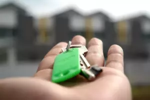 Børn forlader deres mor på plejehjem og sælger deres hus; den nye ejer returnerer nøglerne - Dagens historie
