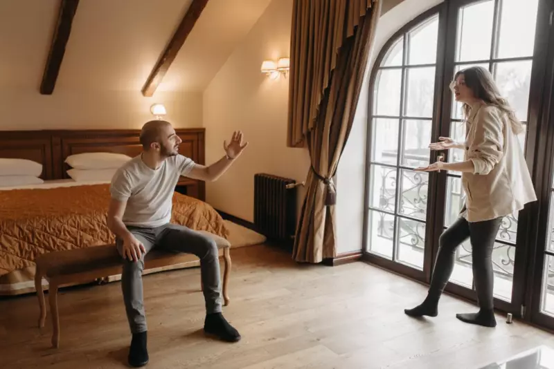 Enlig far kæmper med at opdrage trillinger; en dag opdager han, at de ikke er hans - Dagens historie