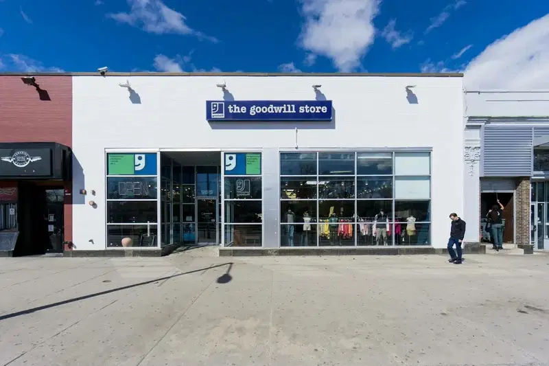 Jeg købte en gallakjole til 12 dollars i en genbrugsbutik – indeni var en seddel, der ændrede tre liv for altid
