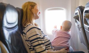 Seriøst? Baby på første klasse? Jeg gik ombord med en pusletaske, klapvogn og en fire