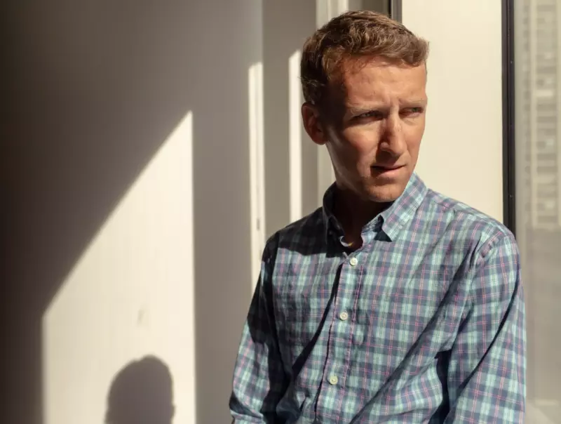 Efter min kone døde, skubbede jeg hendes søn væk – et årti senere opdagede jeg en sandhed, der knuste mig fuldstændigt