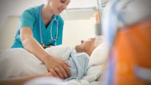 Da hospitalet sagde, at min nyfødte var væk, hviskede min svigermor grusomme ord, og min svigerinde var enig. Min mand vendte sig tavs væk.