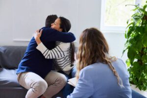 Min forlovede tog mig med hjem til aftensmad. Midt i måltidet slog hans far hans døde mor over en serviet.