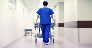 Lige efter min hjerteoperation skrev jeg til familien: "Hvem kan komme og hente mig fra hospitalet?" Min søn svarede: "Ring efter en taxa, jeg slapper af foran fjernsynet."