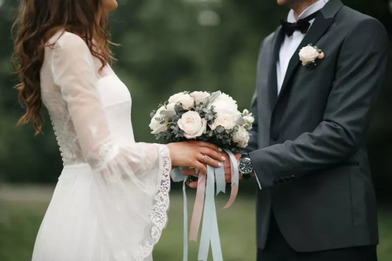 På min bryllupsdag lavede min søster et stort nummer ud af det – hun spildte champagne, ødelagde kagen og råbte: "Det er, hvad du får for at tro, du er bedre end os!"