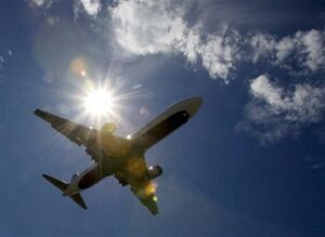Un millonario ve a una madre en dificultades y a su hijo bajo la lluvia fuera del aeropuerto. Él le ofrece refugio en su casa. Semanas después, regresa, y lo que encuentra lo toma por sorpresa.