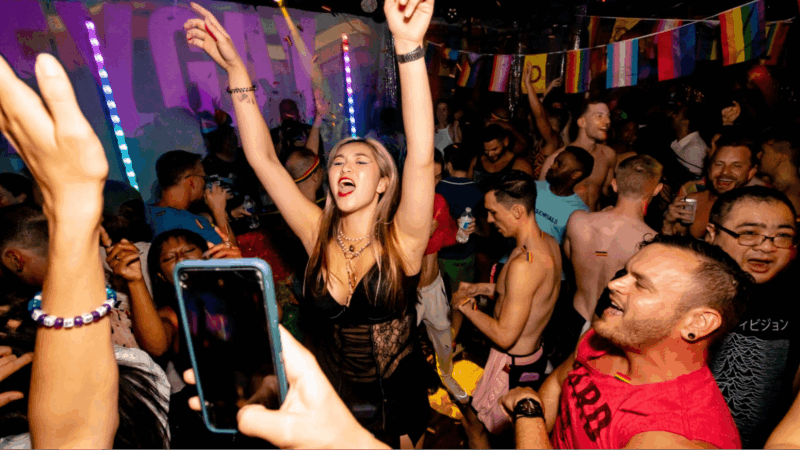 Under vores jubilæumsfest vendte min bedste venindes barn sig mod min mand og sagde: "Far, skal vi afsted?" Stilhed fyldte rummet. Min hånd gled, glasset faldt ned, og det samme gjorde det billede, jeg havde af mit liv. Alle stirrede. Hvad jeg gjorde bagefter, havde ingen forudset.