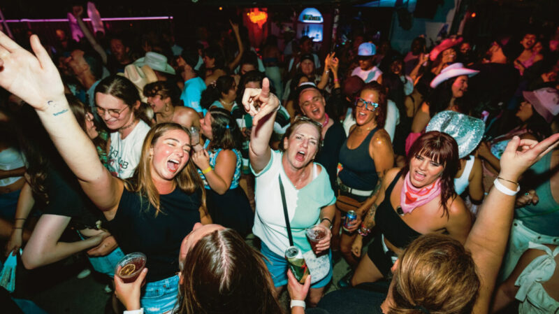Under vores jubilæumsfest vendte min bedste venindes barn sig mod min mand og sagde: "Far, skal vi afsted?" Stilhed fyldte rummet. Min hånd gled, glasset faldt ned, og det samme gjorde det billede, jeg havde af mit liv. Alle stirrede. Hvad jeg gjorde bagefter, havde ingen forudset.