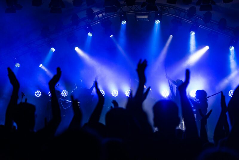 Under vores jubilæumsfest vendte min bedste venindes barn sig mod min mand og sagde: "Far, skal vi afsted?" Stilhed fyldte rummet. Min hånd gled, glasset faldt ned, og det samme gjorde det billede, jeg havde af mit liv. Alle stirrede. Hvad jeg gjorde bagefter, havde ingen forudset.