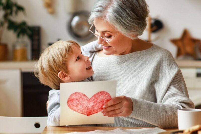 "Kom ikke, bare send checken," sagde min datter til mig ... Jeg fulgte hendes anmodning. Men inde i kuverten var der ikke penge, det var et valg, hun aldrig vil glemme!