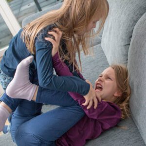 Jeg blev smidt ud af min familie efter at være blevet falsk anklaget for at have stjålet min søsters forlovelsesring. Tre år senere fandt de den i skraldespanden.
