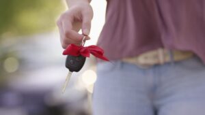 Under vores indflytterfest kom min mands elskerinde ind, mens hun dinglede med sin nøgle og smilede bredt. "Stadig de samme låse, skat?" Hendes hvisken hængte ved, mens hun kyssede hans kæbe. Værelset blev stille.