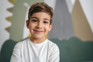 Min 5-årige søn udbrød, at vores nye barnepige altid låser sig inde på mit soveværelse – så jeg kom tidligt hjem uden varsel