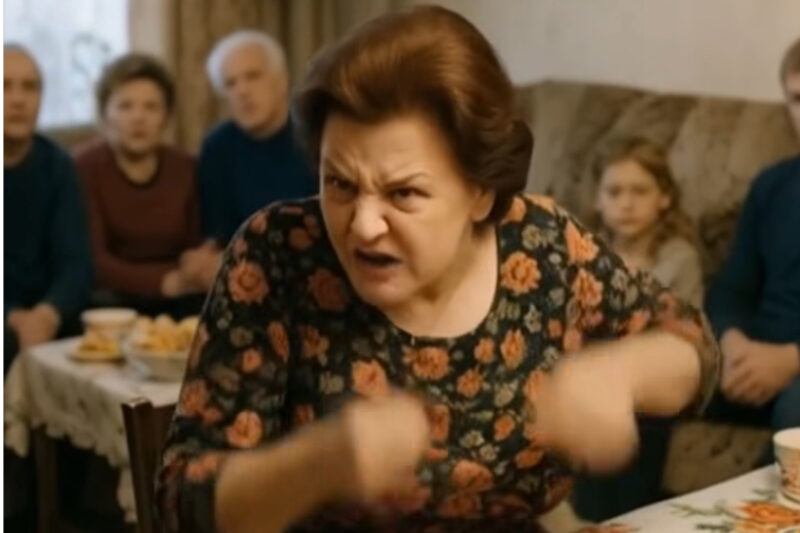 Min mand beskyldte mig for at være utro foran hele sin familie – så jeg tilsluttede min telefon til tv'et, men da hans søster tryglede mig om at "lade være", vidste jeg, at mine beviser var ved at ødelægge dem begge ...